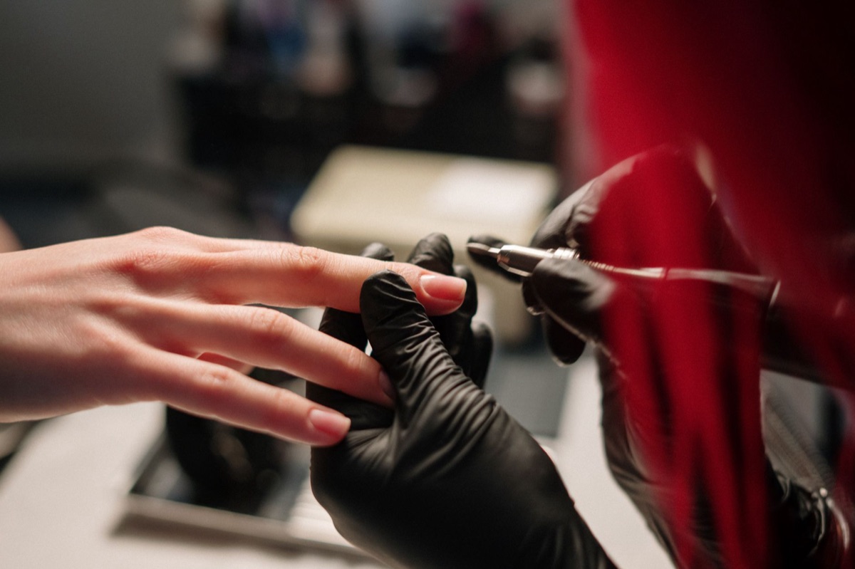 Nagelhautschieber und Nagelschere für die Maniküre