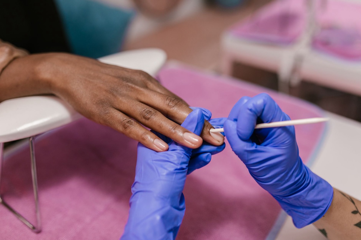 Lixa de unha e bloco de polimento para manicure.