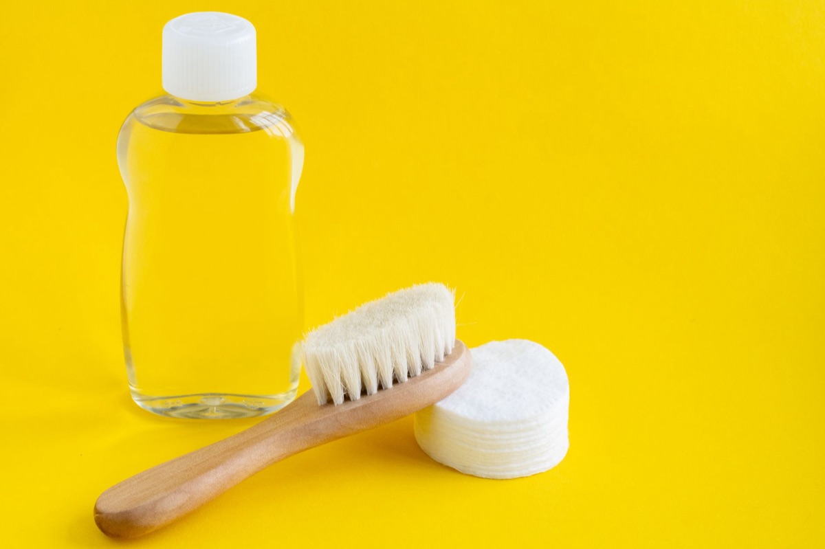 Matériel de dépose de vernis gel avec coton et dissolvant.