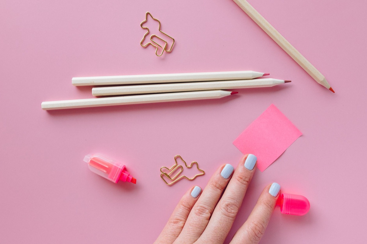 Kit de materiais para manicure com esmaltes em gel e ferramentas.