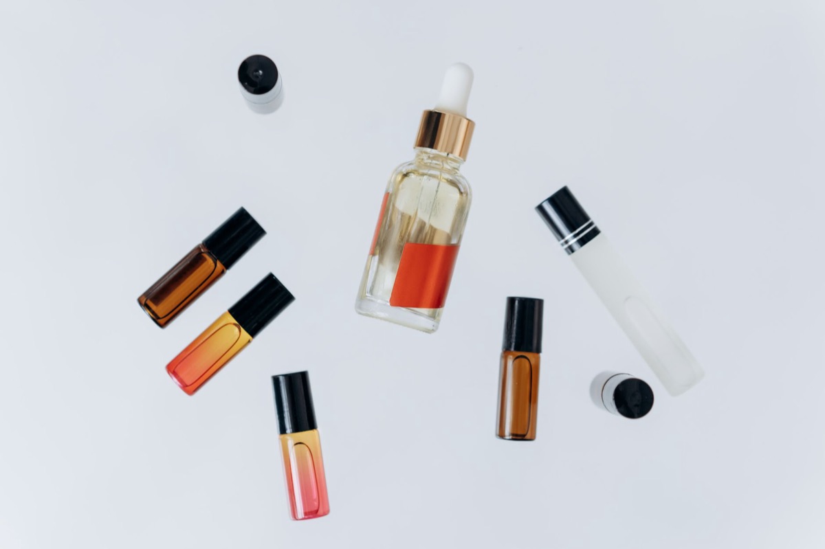 Flasche mit Nagelöl und Pipette