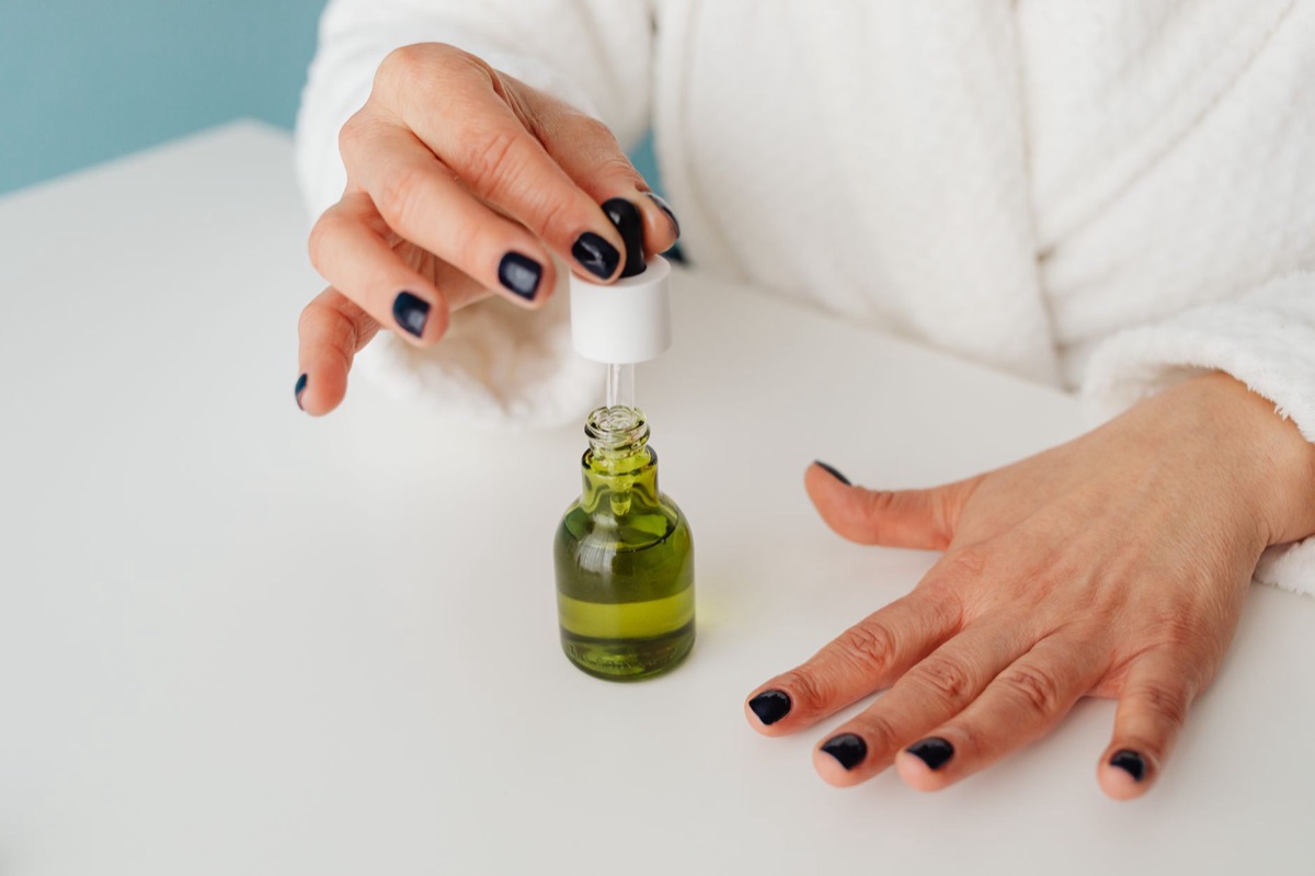 Applicatore di olio per cuticole su unghie curate