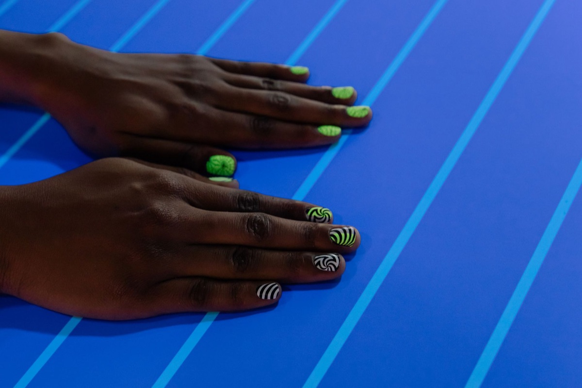 Detalle de arte de uñas veraniego
