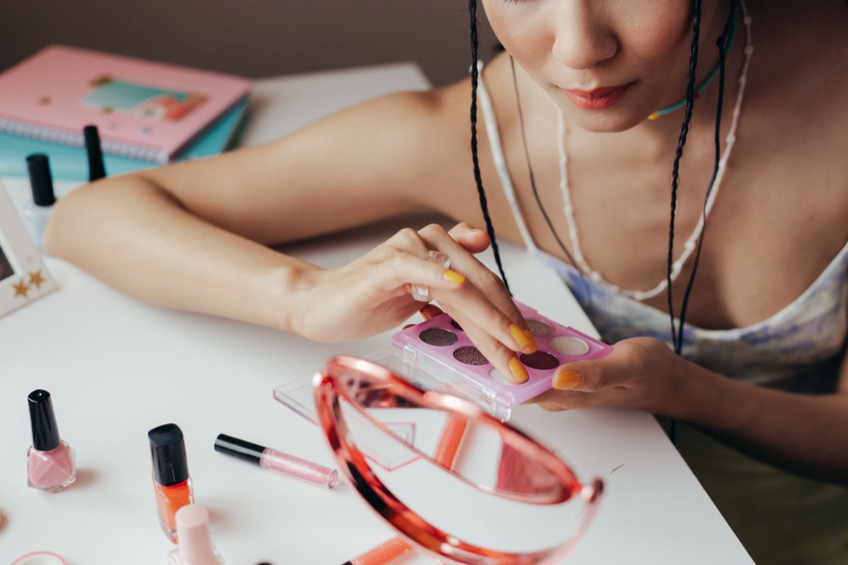Nieuwe zomerse nagellak op een hand