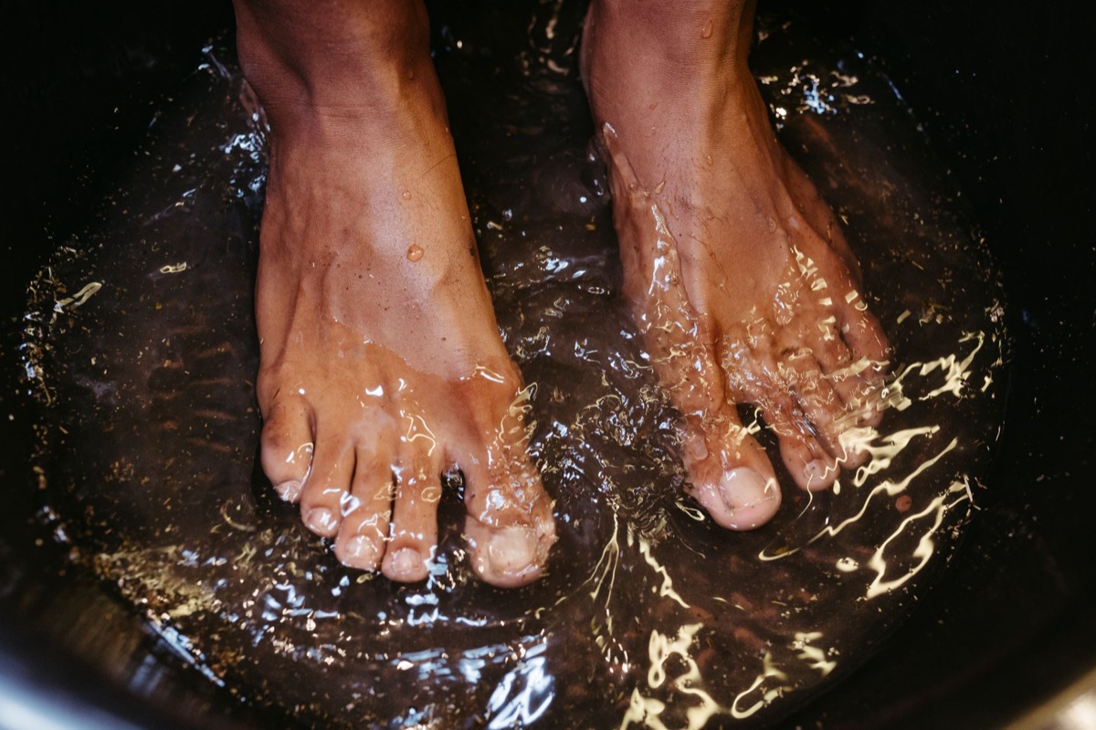 Trempage des mains dans l'eau chaude