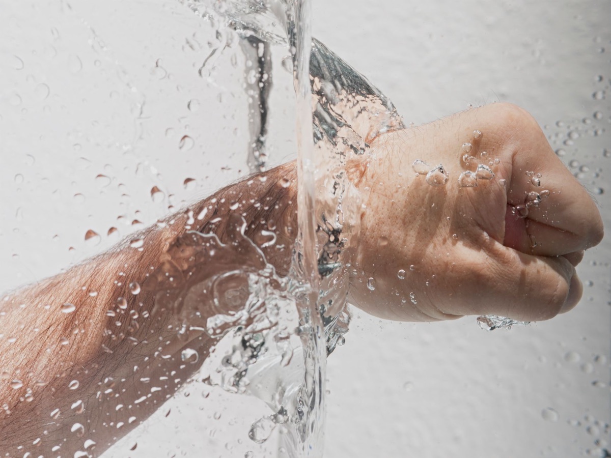 Handen weken in kom water