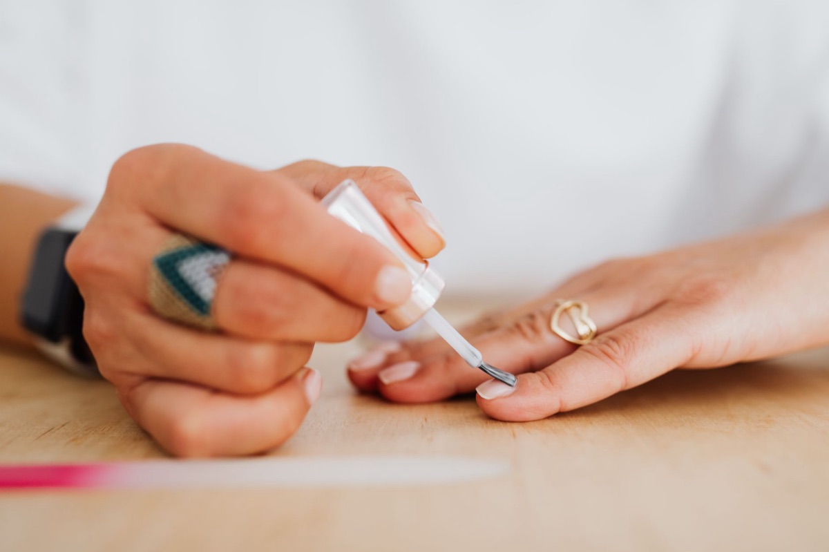 Maine les ongles sains et le design en équilibre