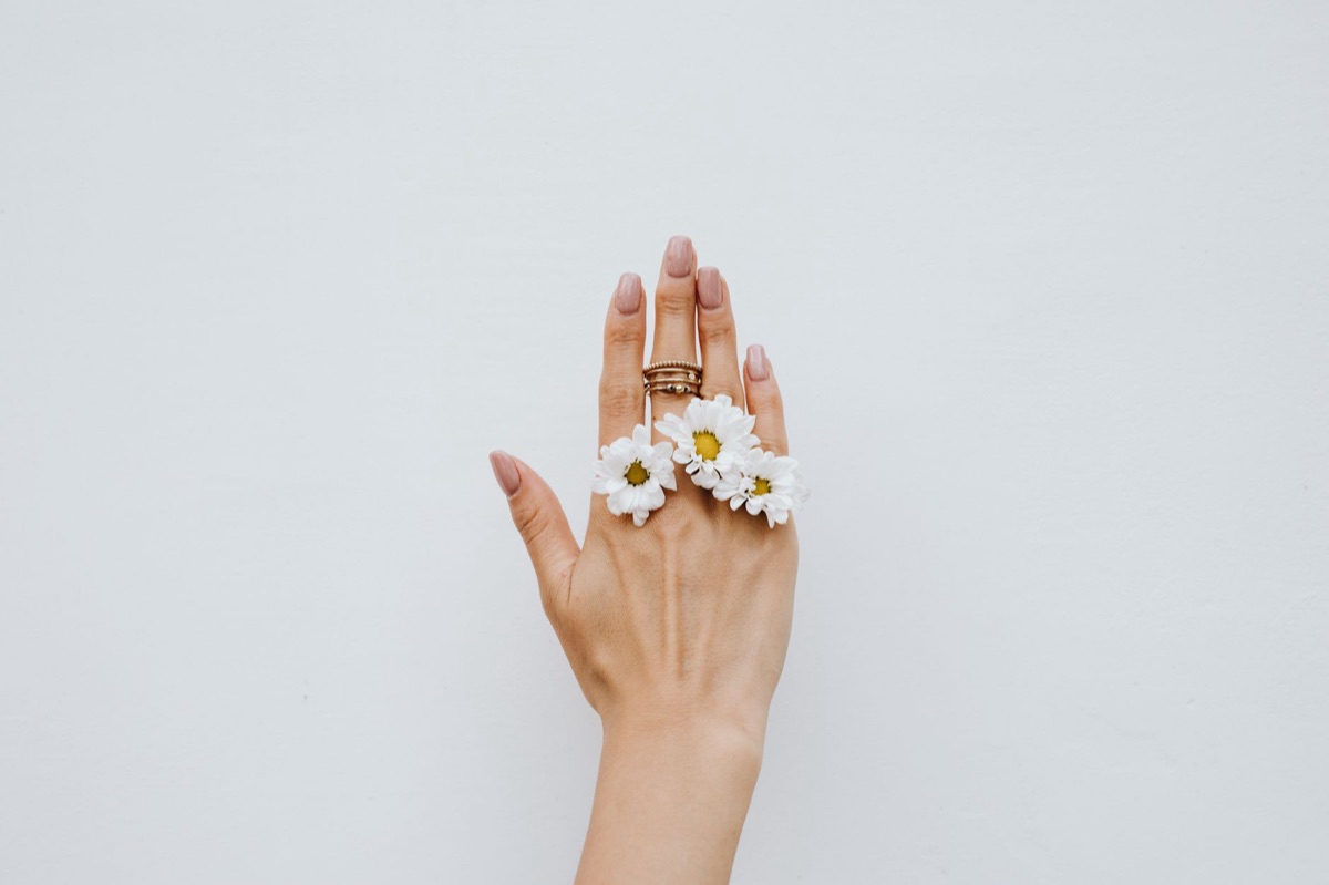 unhas naturais com design minimalista