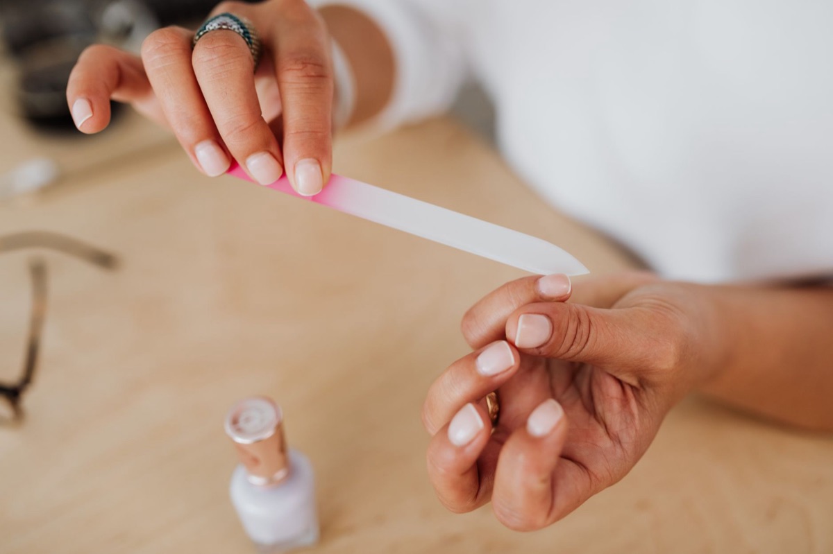 Frau mit Cutikeln und Nagelpolisierung