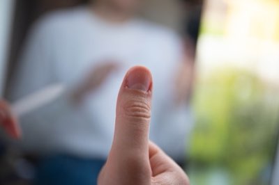 Brüchige Nägel heilen: Der sanfte Weg zur Nagelstärkung