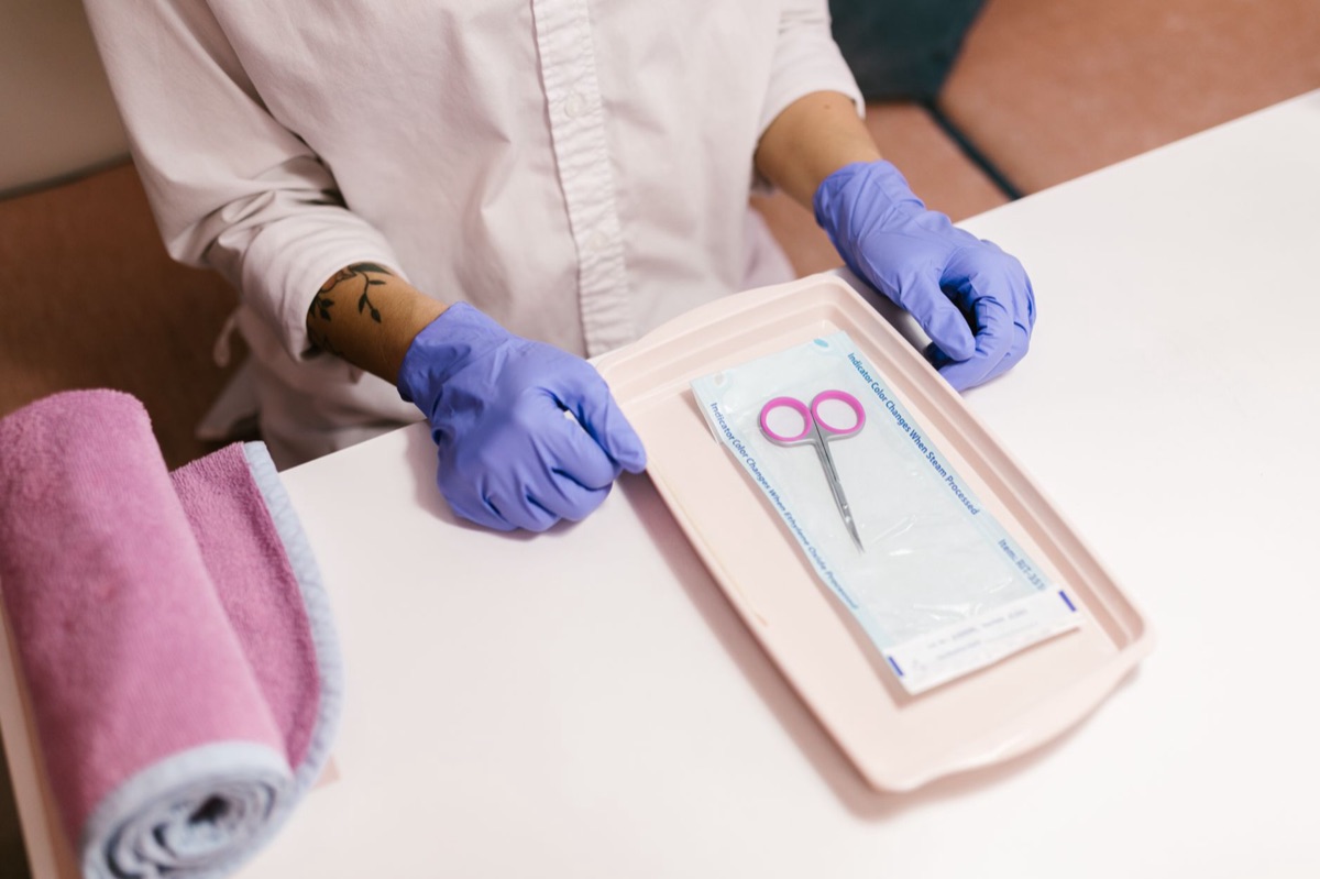Batería de uñas en un contador