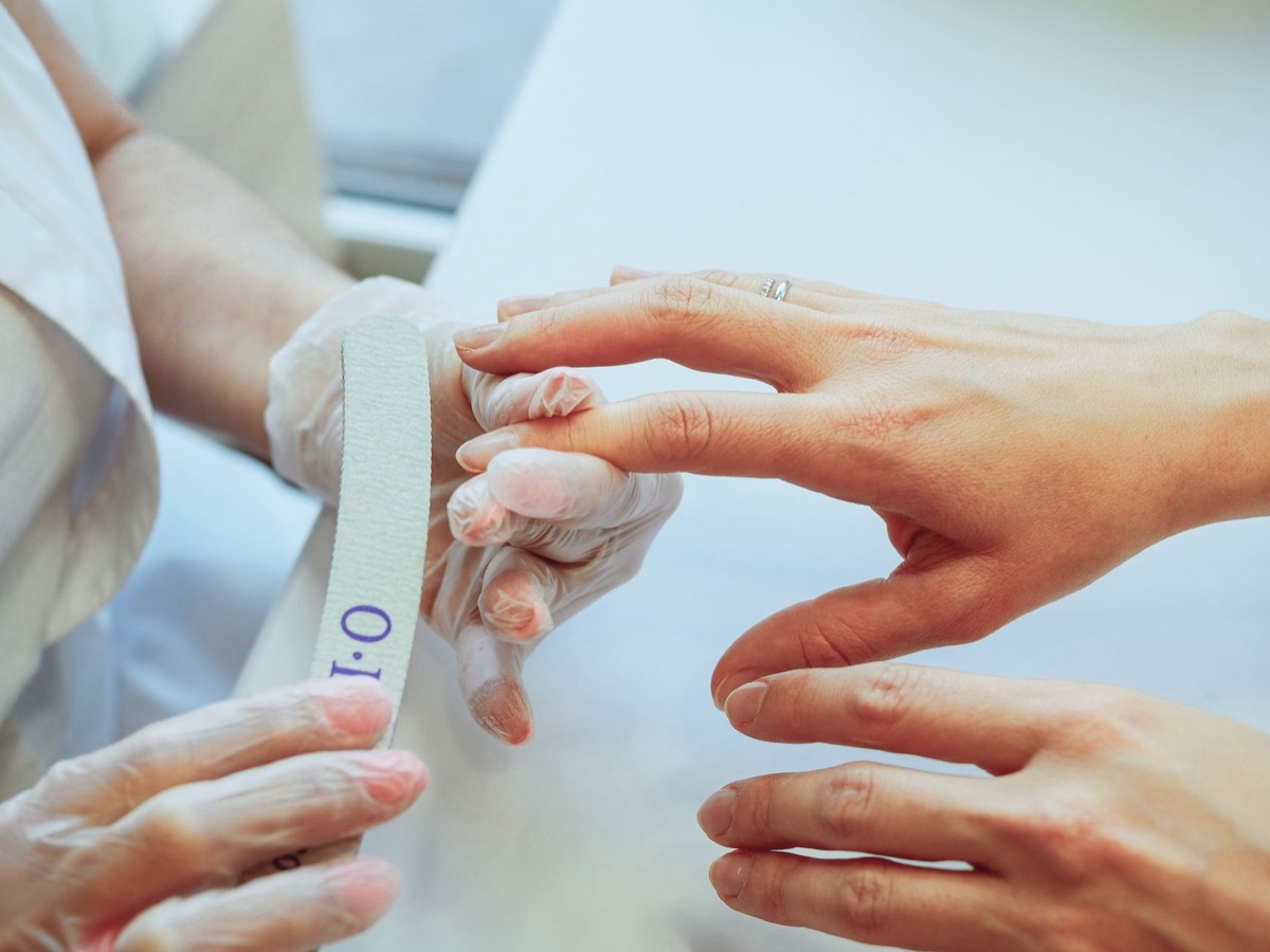 Un utensile per la riparazione delle unghie mostrante i passaggi per la riparazione a casa