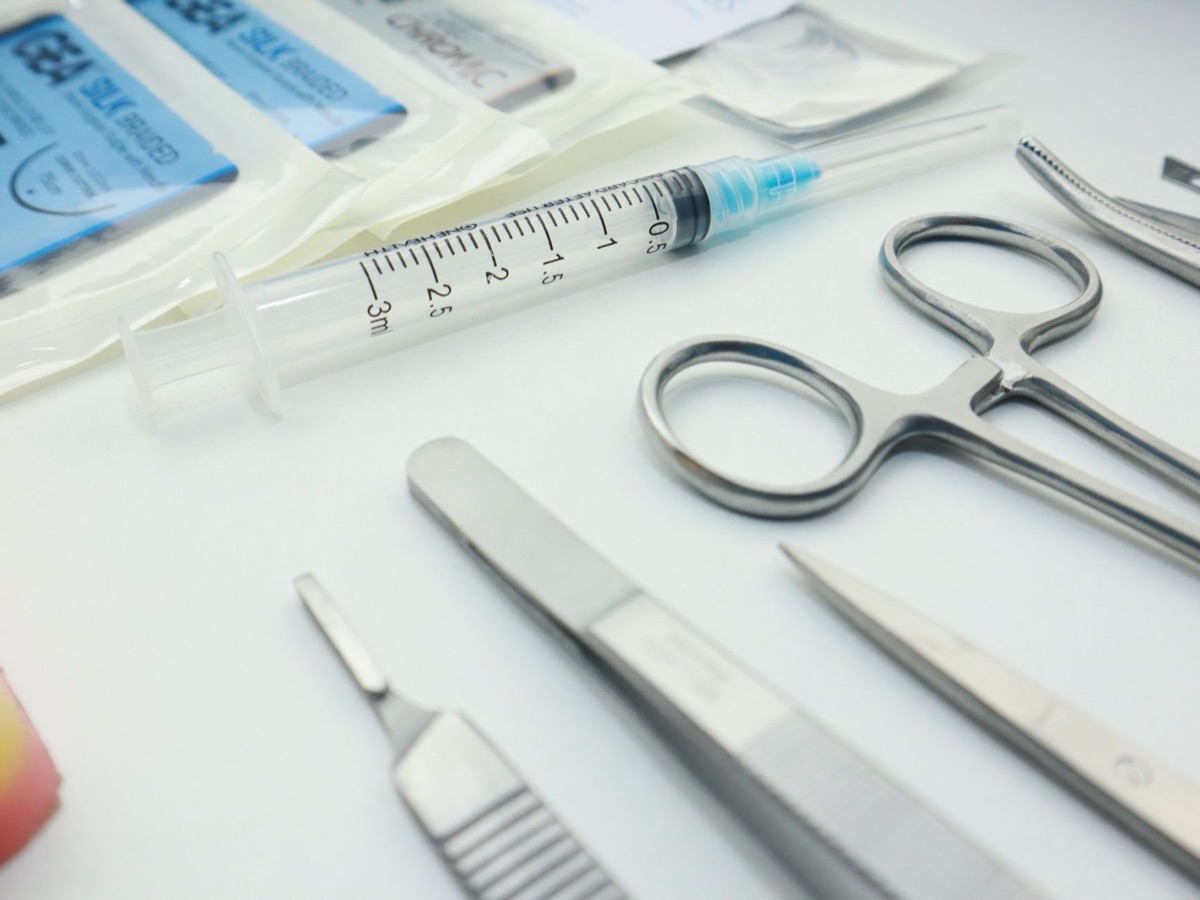 Nagelarzt mit medizinischen Instrumenten