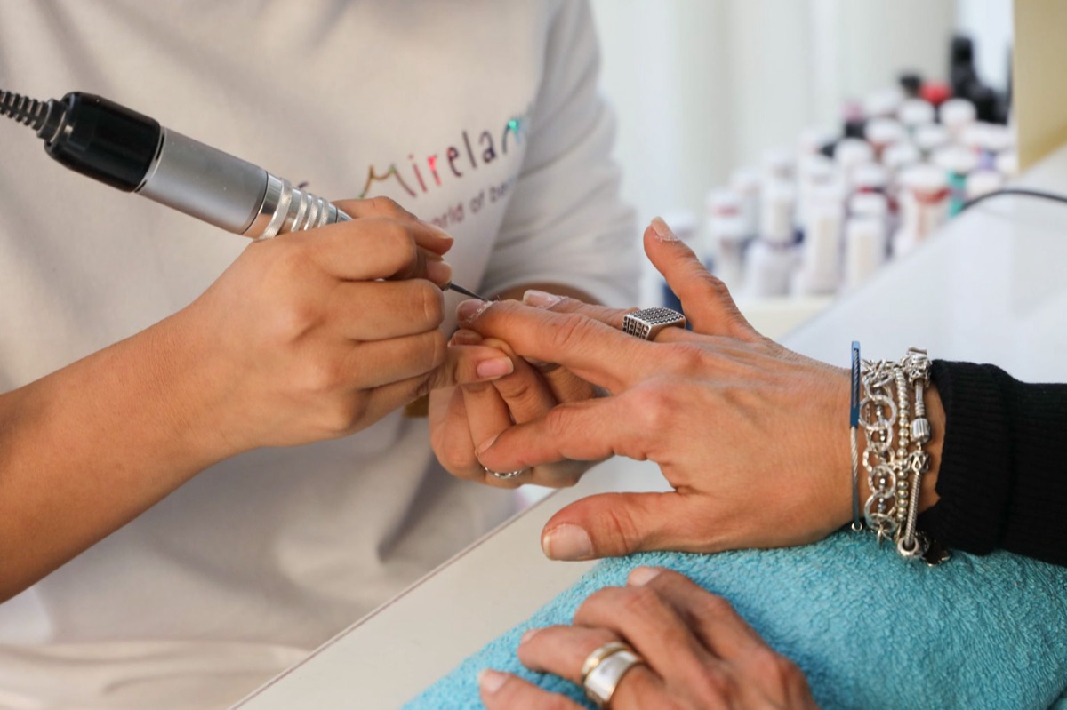 Peluquera de uñas con herramientas