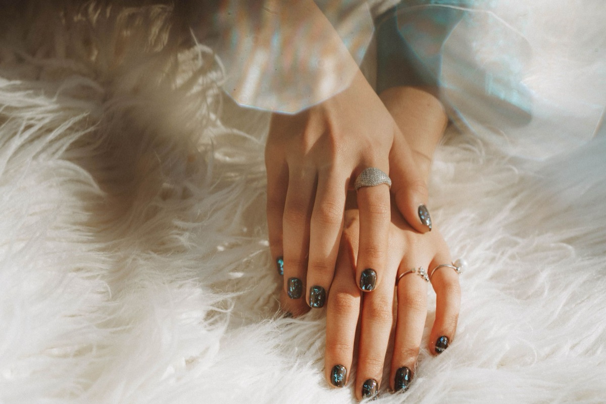 ongle avec pierre précieuse